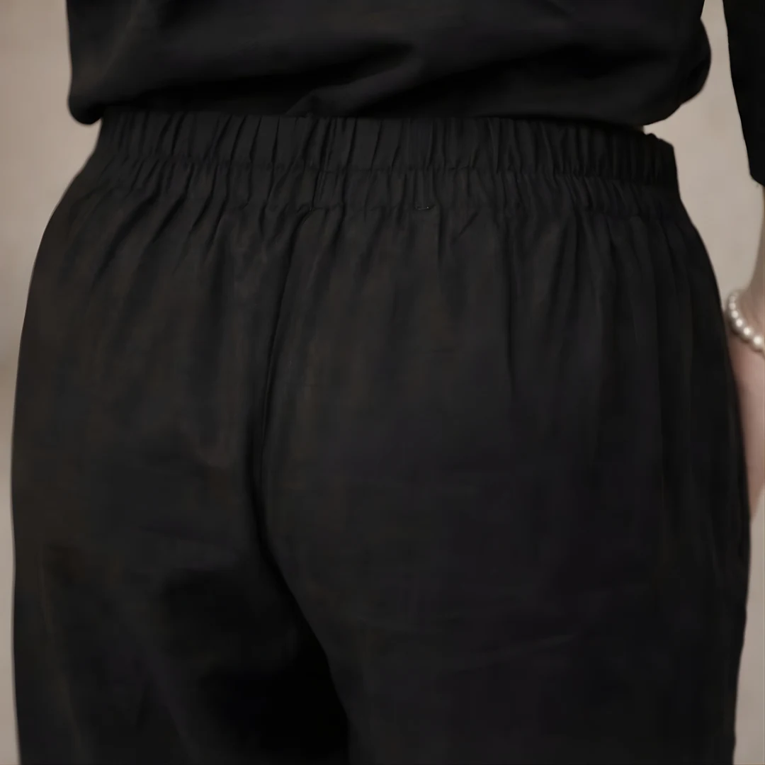 Elastic waist straight pants detail of black co-ord set